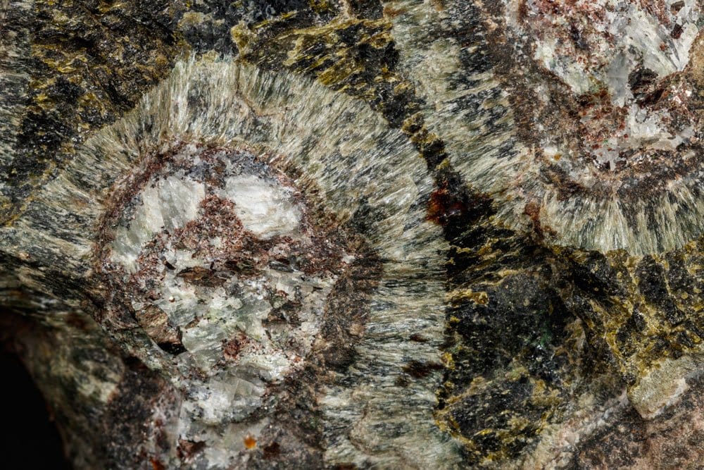 Pierre diopside verte - histoire et découverte depuis 1800, émeraude de Russie de Yakoutie