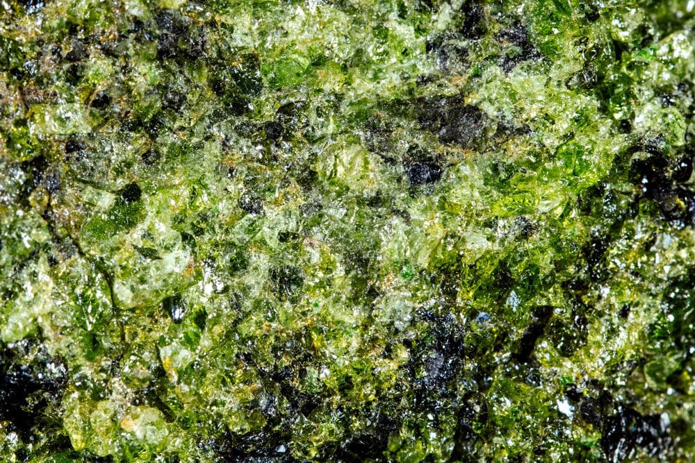 Pierre épidote cristal vert pistache - histoire depuis Haüy 1801, pistacite et gisements autrichiens du Tyrol