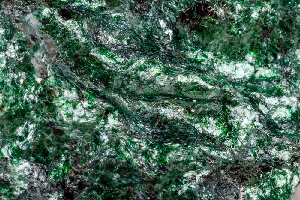 Pierre fuchsite brute aux paillettes vertes scintillantes — histoire et origine du mica muscovite