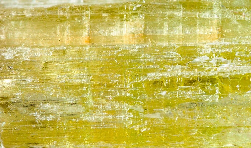 Pierre héliodore jaune doré brute et transparente — béryl cristallin pur Be₃Al₂Si₆O₁₈ découvert en Namibie en 1910