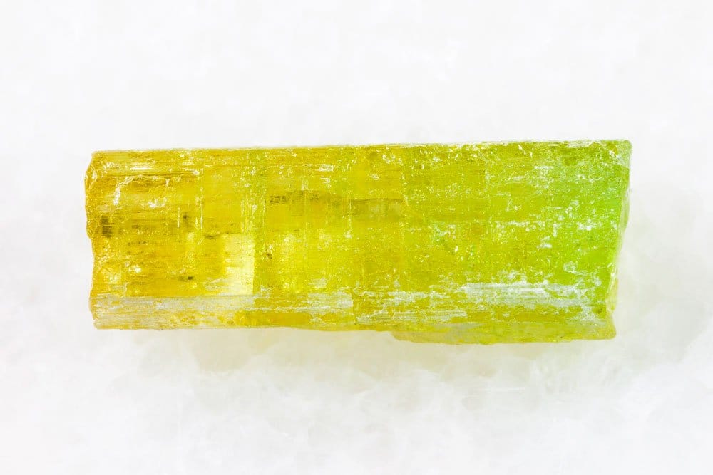 Cristal d'héliodore hexagonal jaune champagne — variété du béryl au système cristallin hexagonal avec fer trivalent Fe³⁺