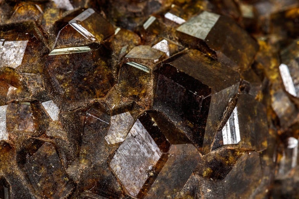 Pierre hessonite polie de couleur orange-cannelle — histoire du grenat utilisé par les pharaons et les civilisations anciennes