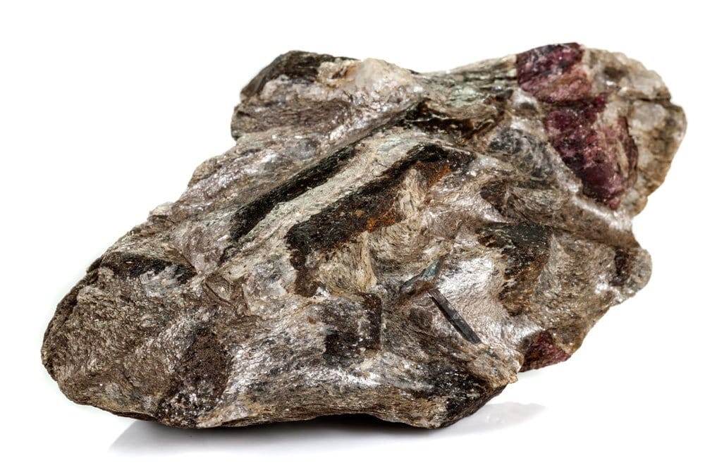 Pierre hessonite brute montrant sa teinte orange foncé caractéristique — grenat grossulaire Ca₃Al₂(SiO₄)₃ variété Ugrandite