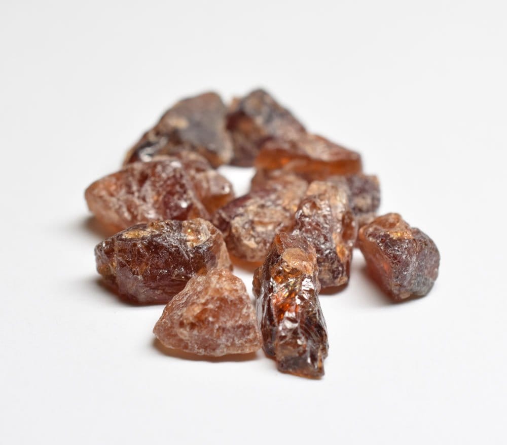 Pierre hessonite polie scintillante de couleur orange foncé — vertus en lithothérapie : vitalité, créativité, courage, ancrage terrestre