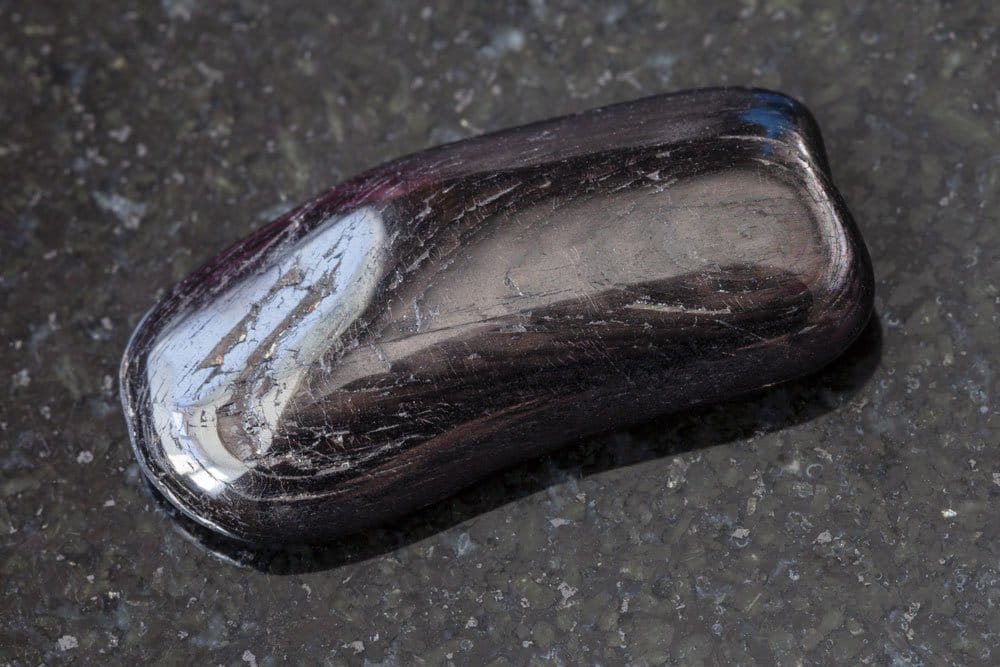 Hypersthène naturel du Canada - origine volcanique et composition silicate de fer et magnésium