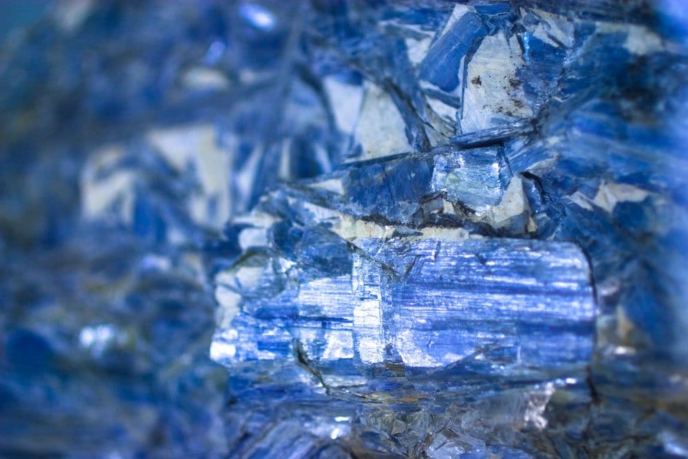 Kyanite bleu profond - histoire minéralogique Werner Haüy tradition tibétaine méditation