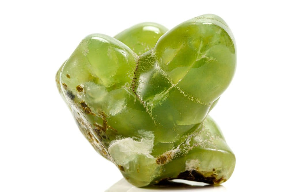 Cristal de préhnite vert translucide sur matrice — origine géologique et composition de la préhnite