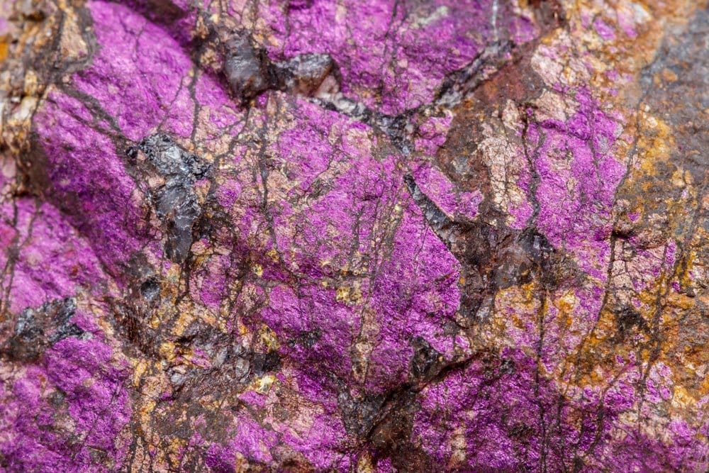 Pierre purpurite cristal pourpre violet - histoire découverte 1905, phosphate de manganèse rare