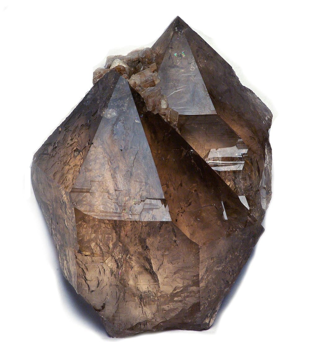 Quartz fumé brut montrant sa couleur brune translucide et sa structure cristalline trigonale