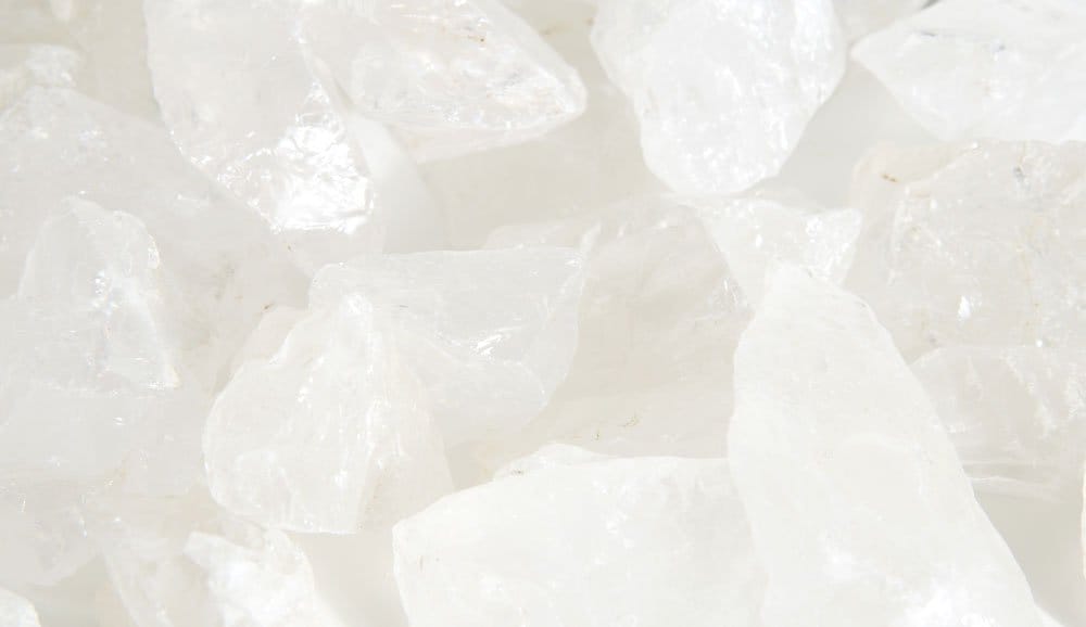 Pierre quartz laiteux brute blanc nacré — histoire millénaire de la glace éternelle des Grecs à la lithothérapie moderne