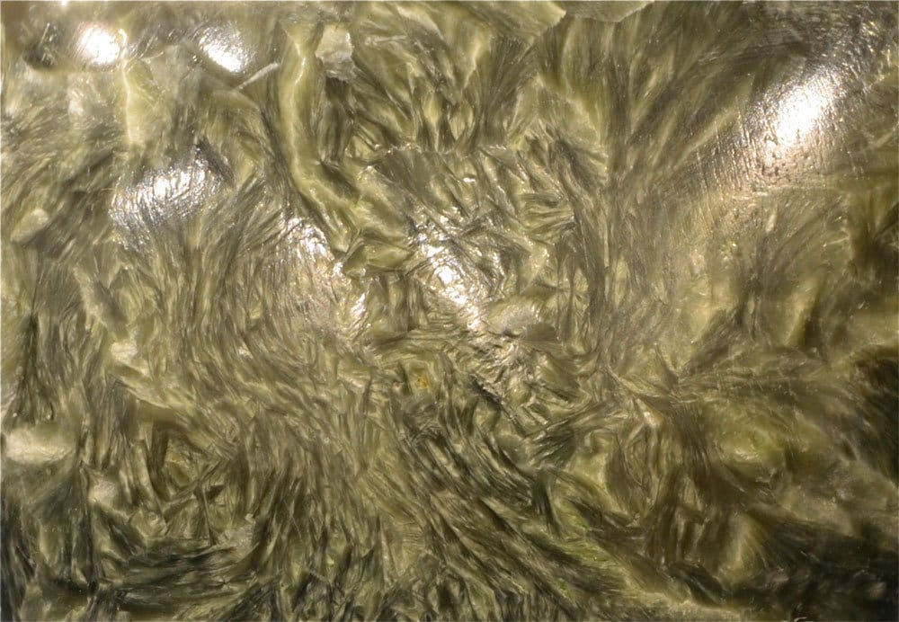 Séraphinite brute verte aux filaments argentés — histoire de la découverte en Sibérie orientale