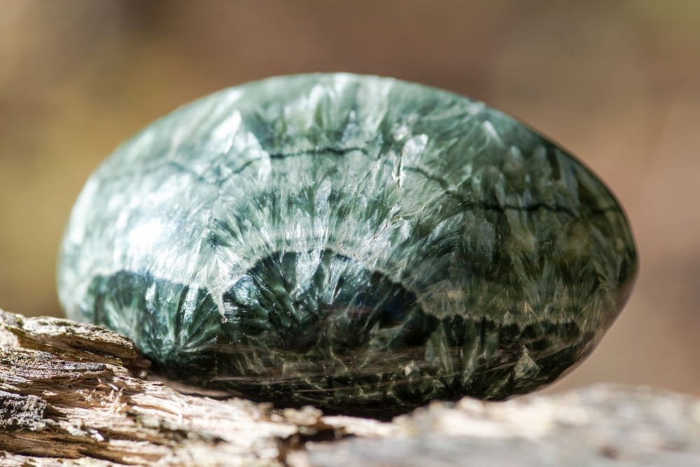 Bijou en séraphinite verte — vertus et propriétés en lithothérapie, pierre angélique du cœur