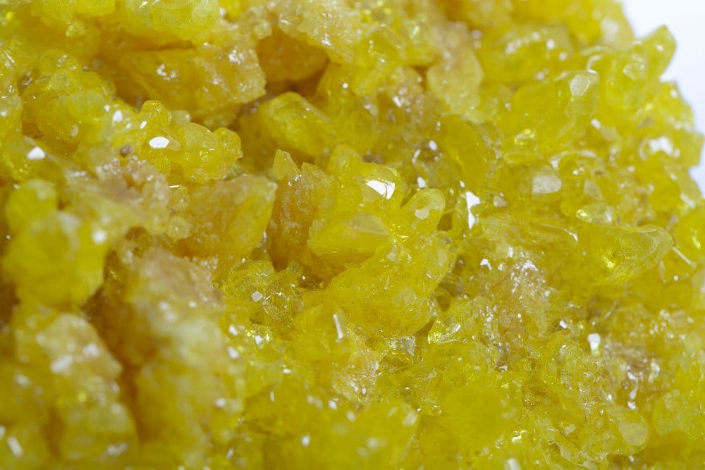 Cristaux de soufre natif jaune citron — histoire millénaire de la pierre de purification et de feu volcanique