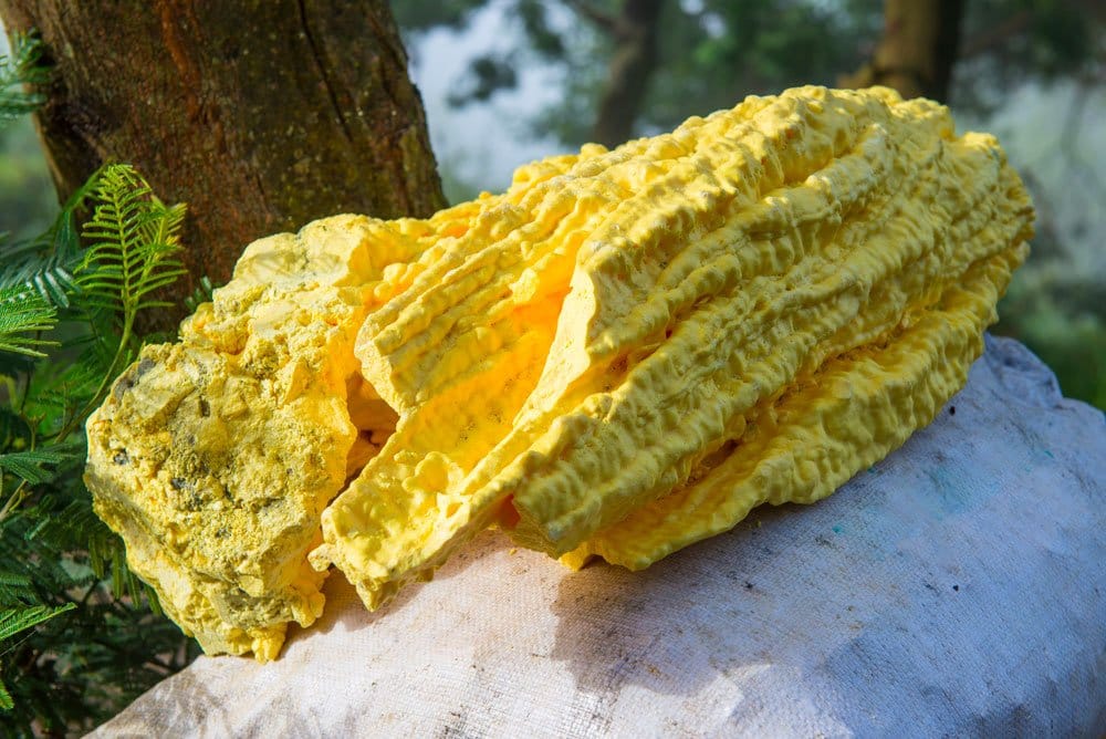 Cristaux de soufre natif jaune sur matrice volcanique — composition S₈, système orthorhombique, origine Sicile et volcans actifs