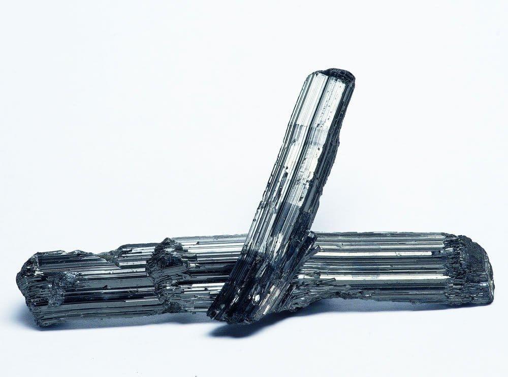 Pierre stibine cristaux gris métallique brillants — vertus en lithothérapie : transformation profonde, protection énergétique, manifestation, champ aurique renforcé