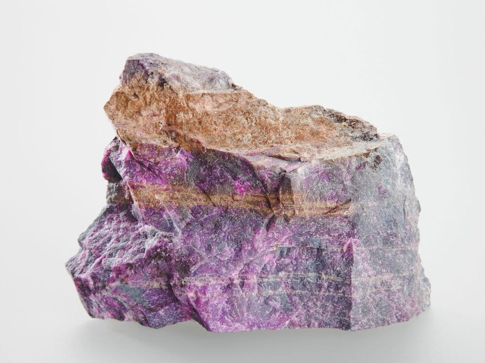 Sugilite brute violette — origine géologique de la mine de Wessels en Afrique du Sud