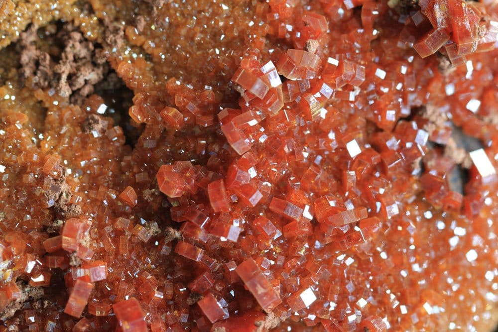 Pierre vanadinite cristaux hexagonaux rouge orangé - histoire depuis la découverte au Mexique en 1801