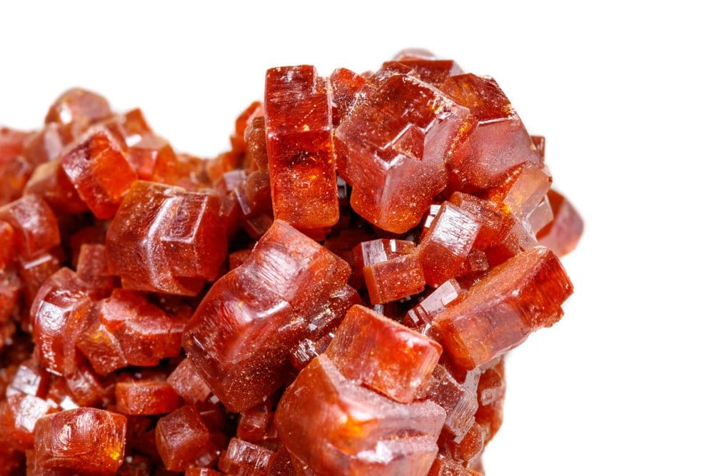 Vanadinite naturelle du Maroc Mibladen - origine et composition cristalline hexagonale