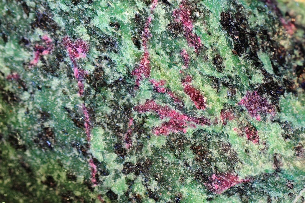 Pierre zoïsite cristaux gris-bleu orthorhombiques — histoire du baron Sigmund Zois et découverte de la tanzanite