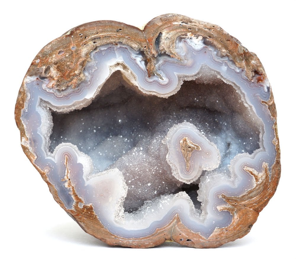 Calcédoine bleue brute du Brésil - cristaux translucides, origine géologique et composition quartz microcristallin