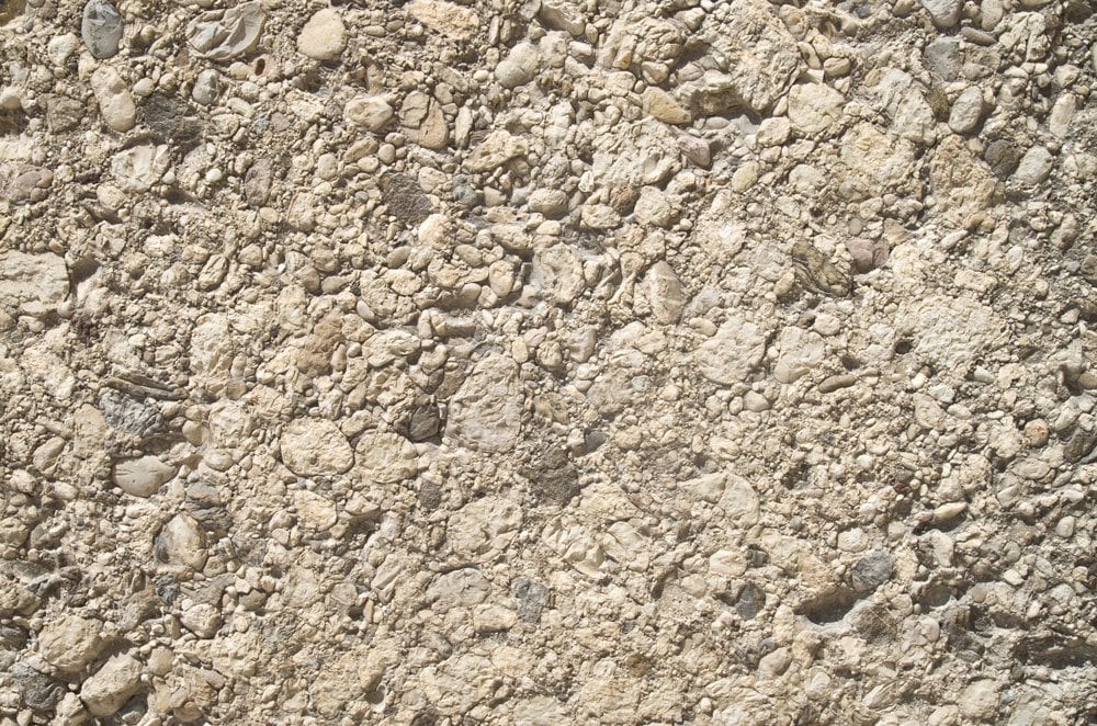 Conglomérat brut avec galets et fragments rocheux - histoire géologique des roches détritiques