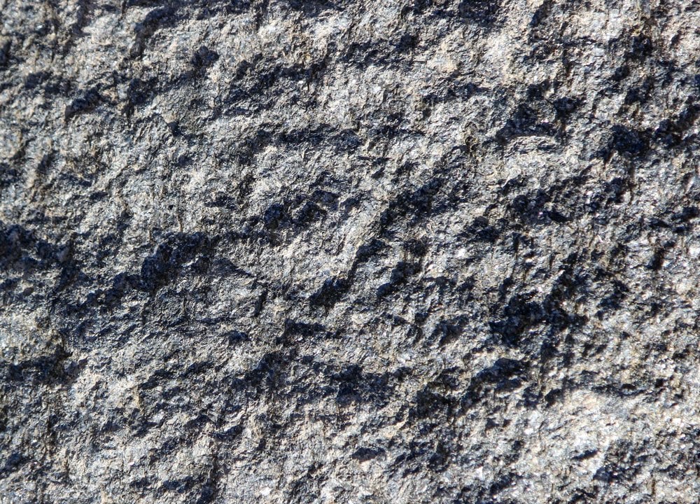 Roche gabbro noire brute et brillante - histoire géologique croûte océanique, formation magmatique profonde, minéralogie
