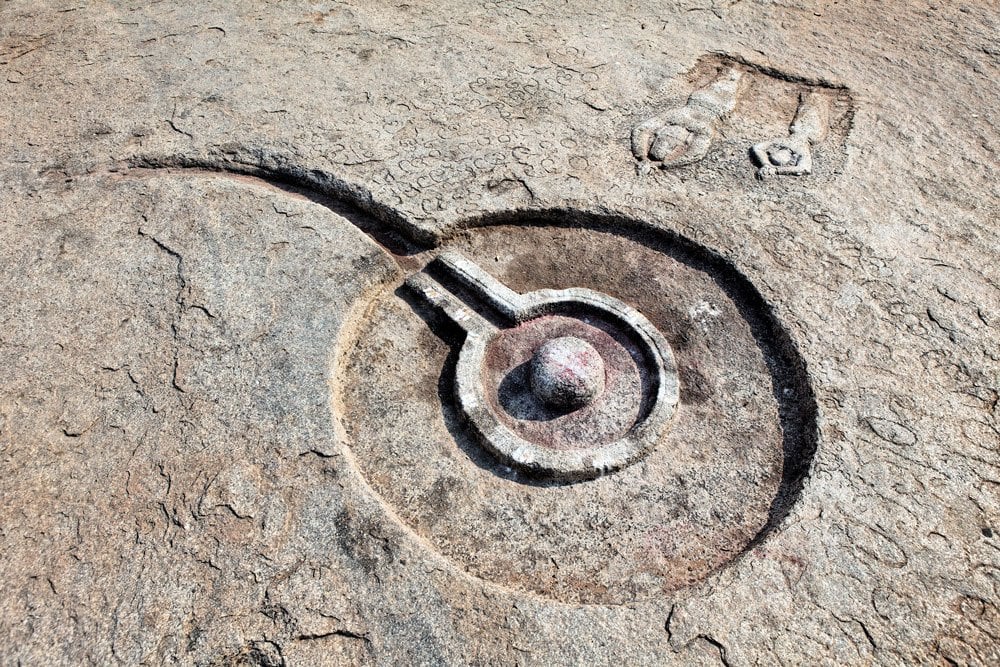 Pierre lingam naturelle - forme ovoïde sacrée, symbole de Shiva et de la dualité créatrice masculine-féminine