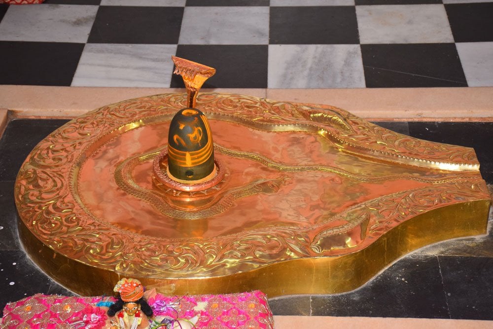 Lingam poli de la rivière Narmada - origine Inde, jaspe gris naturellement formé, minéralogie