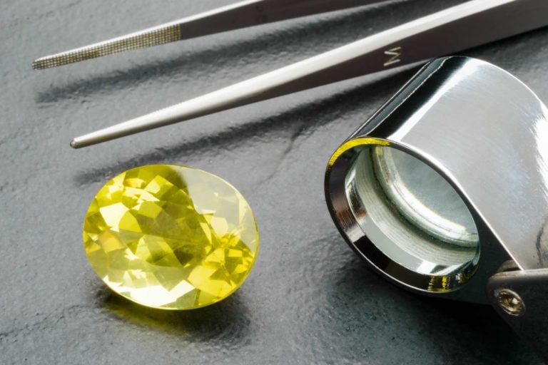 loupe pierre précieuse