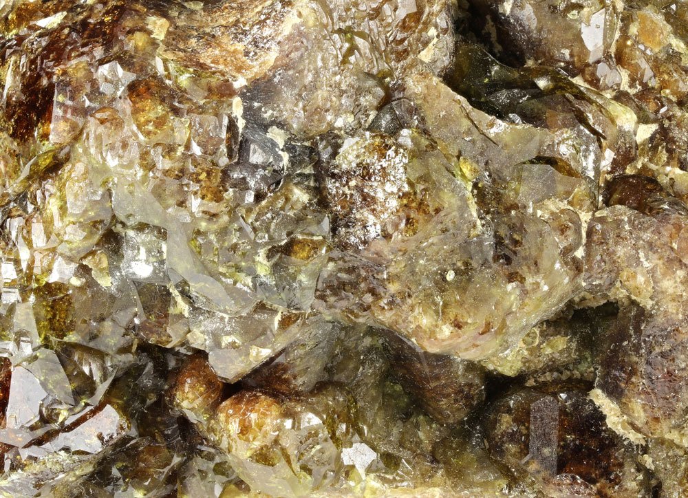 Pierre idocrase (vésuvianite) brute verte - cristaux quadratiques, histoire du Vésuve et propriétés énergétiques