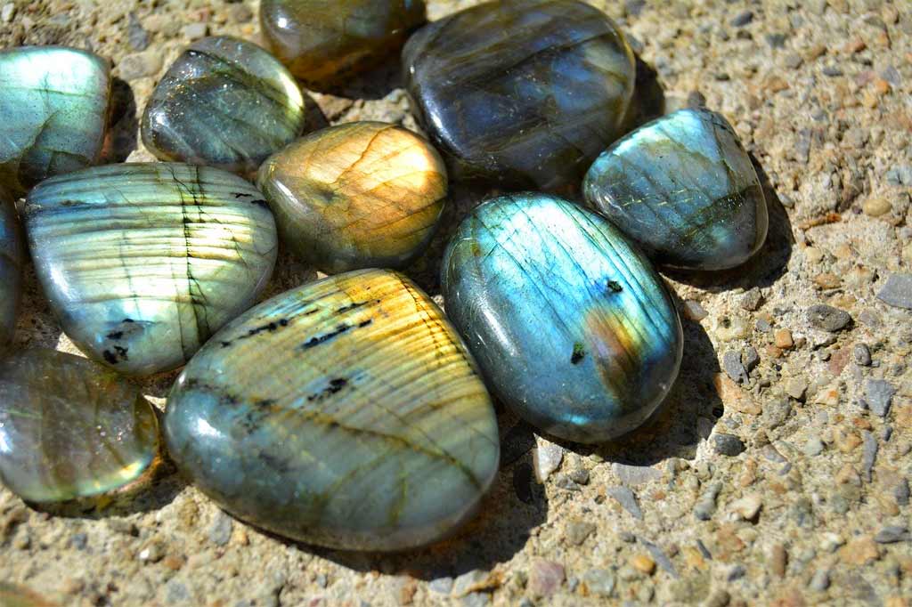 Comment purifier la labradorite ? France Minéraux