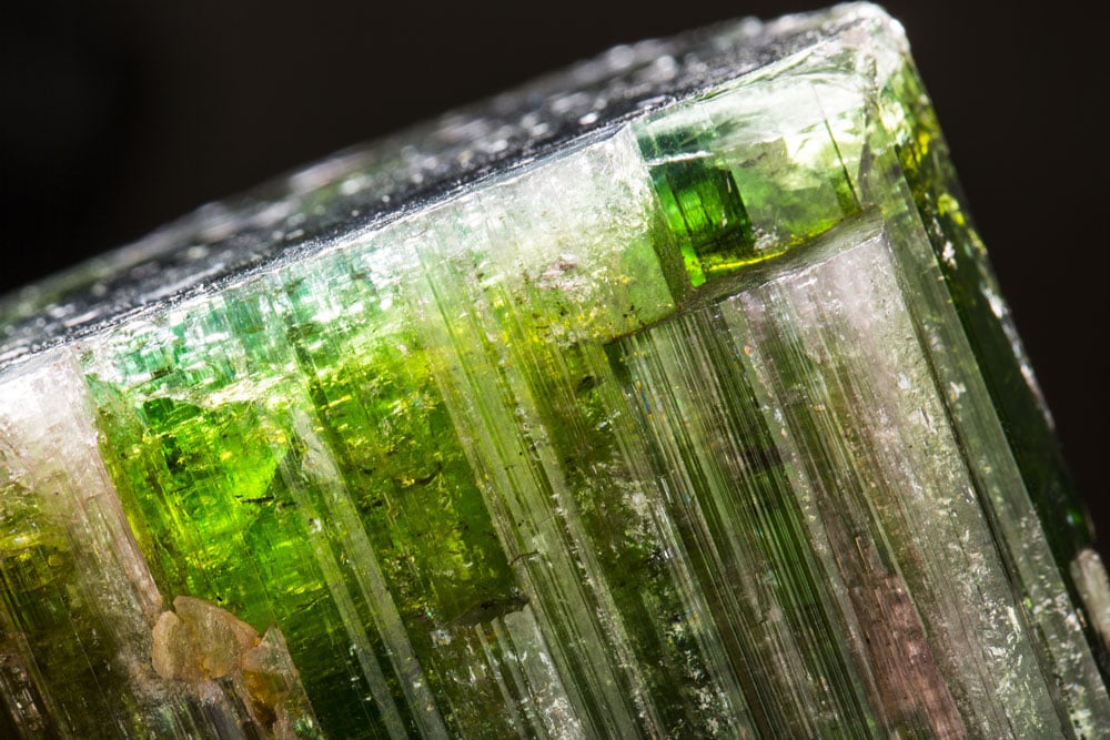 Pierre tourmaline verte verdélite naturelle brute - histoire de cette gemme verte de puissance régénérante