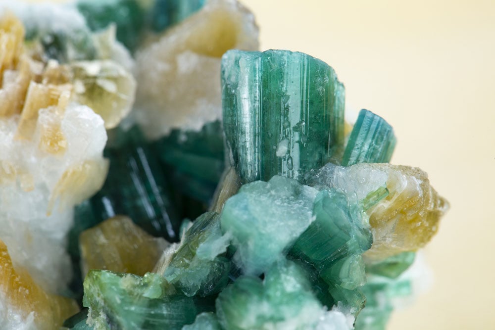 Pierre tourmaline verte polie - origine géologique et composition riche en fer et chrome de la verdélite