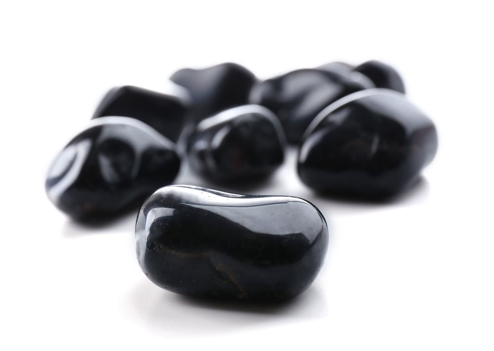 Agate noire polie et cristal - vertus protectrices absolues, ancrage tellurique et sérénité en lithothérapie