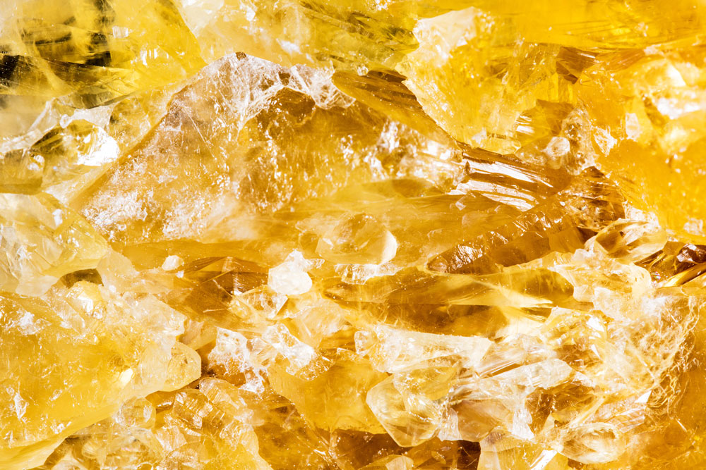 Calcite orange en cristaux géométriques — histoire minéralogique du Moyen Âge à la découverte de la biréfringence