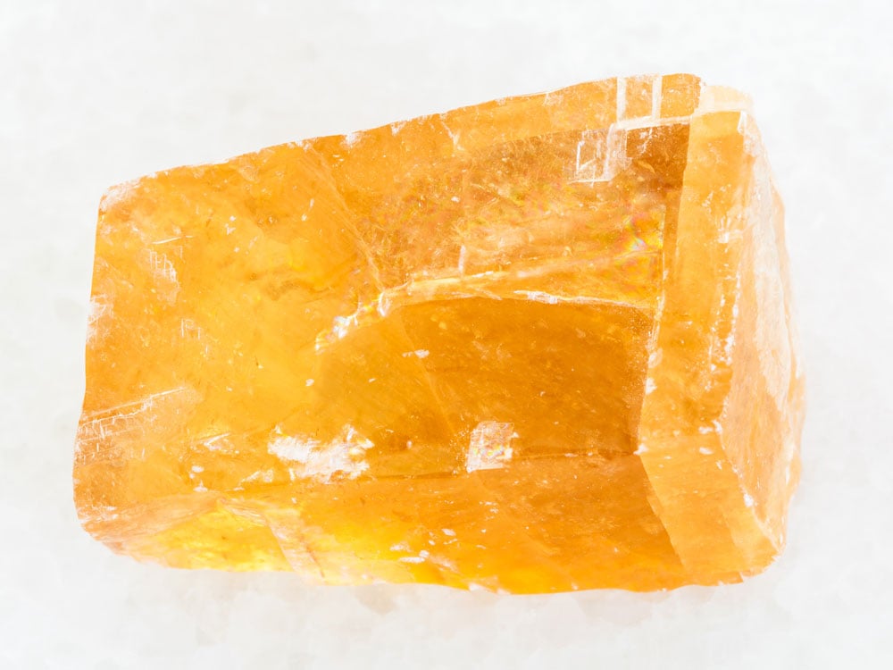 Calcite orange du Mexique — géode cristalline translucide de teinte miel, origine et gisements