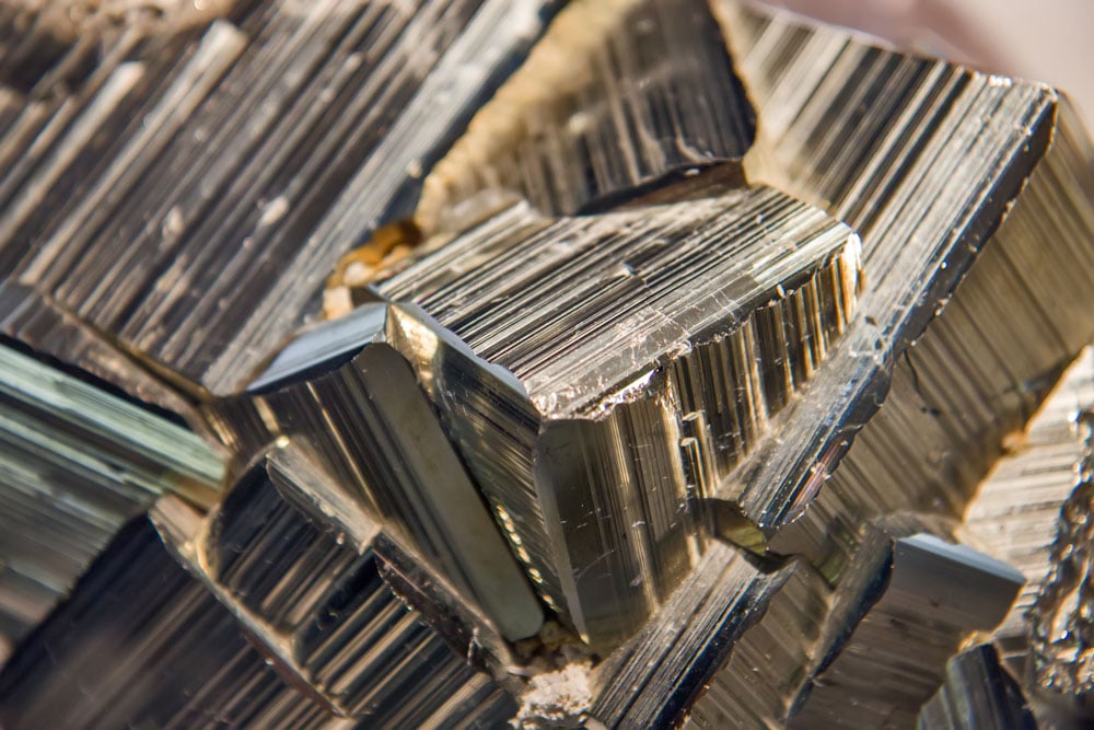 Pyrite de fer cubique dorée - étincelles et histoire du feu, or des fous, fusil à silex