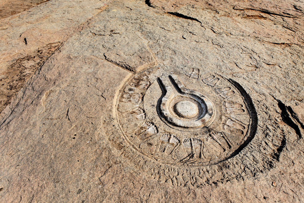 Pierre Shiva Lingam ovoïde avec motifs rouges-bruns — histoire sacrée et symbolisme hindou du lingam
