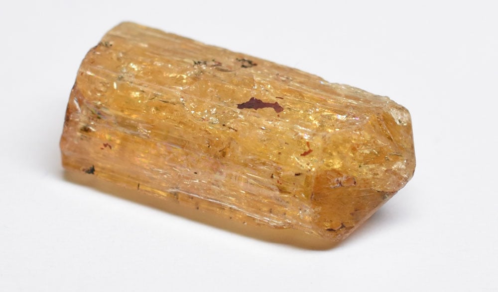 Cristal de topaze impériale brute orange doré du Brésil Ouro Preto - origine et composition de cette gemme orthorhombique