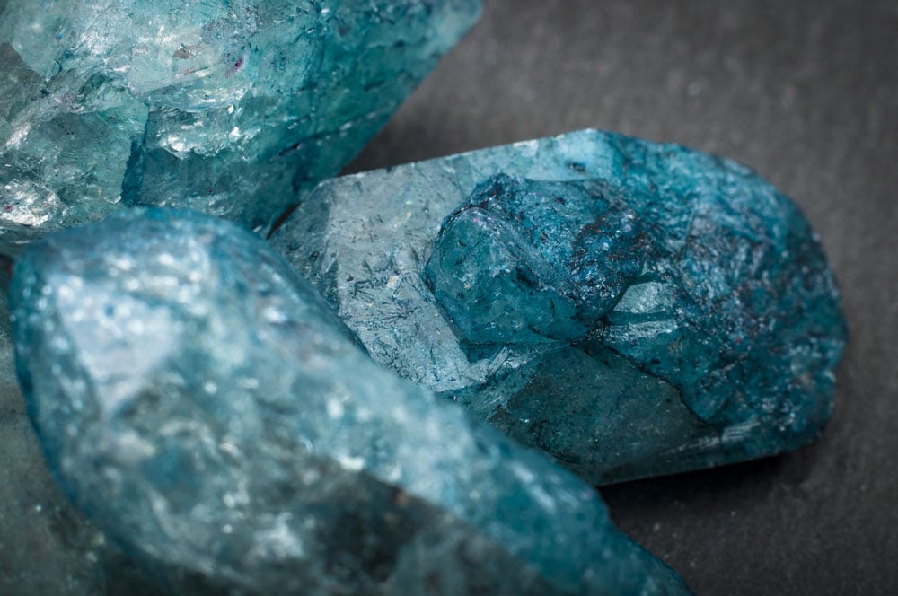 Diamant bleu brut et poli - légende du Hope Diamond, histoire et rareté exceptionnelle des gemmes de couleur vivide