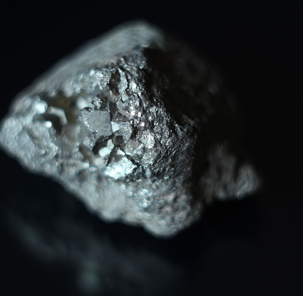 Diamant noir carbonado - origine géologique du Brésil et Centrafrique - composition carbone pur