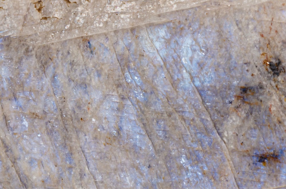 Histoire de la labradorite blanche — pierre lunaire vénérée depuis l'Antiquité grecque et romaine comme pierre d'Aphrodite