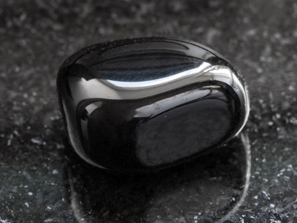 Onyx noir — méthodes de purification et rechargement au soleil et sur cristal de roche