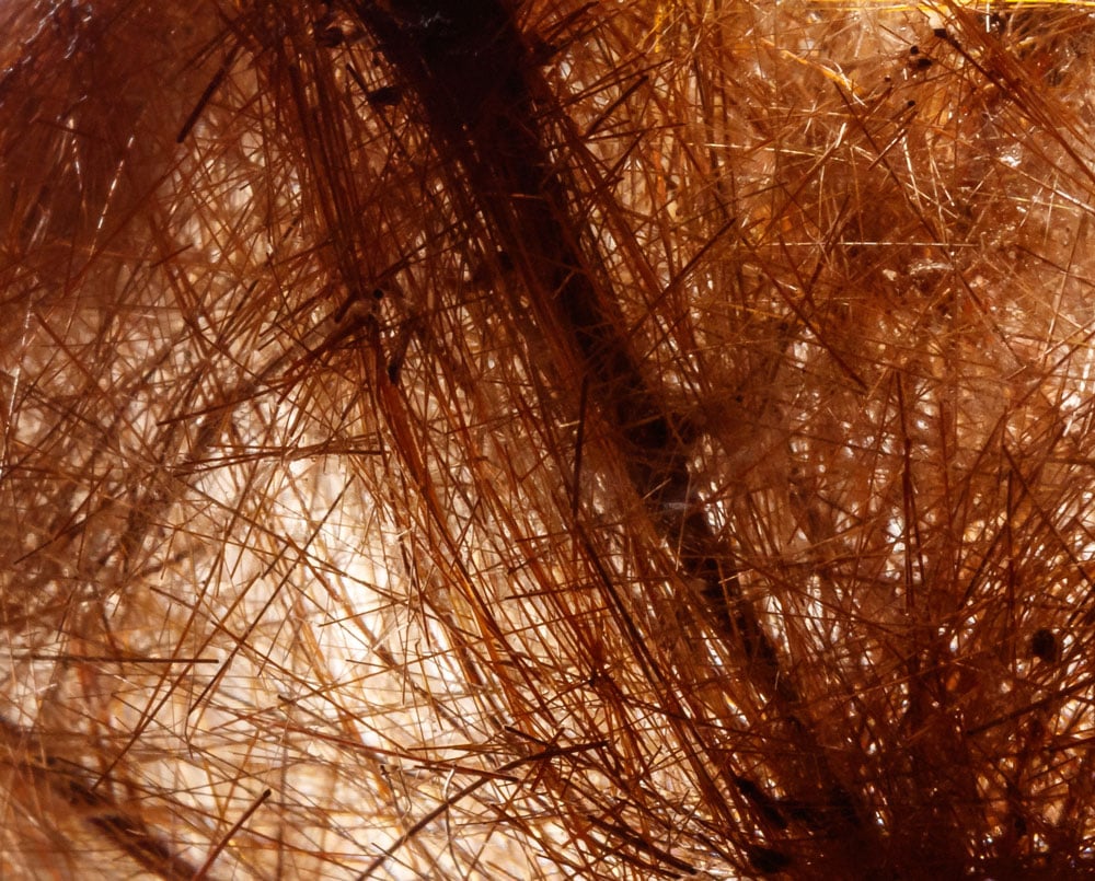 Cristal de rutile rouge profond naturel - minéral tetrahédrique découvert en 1803 par Werner