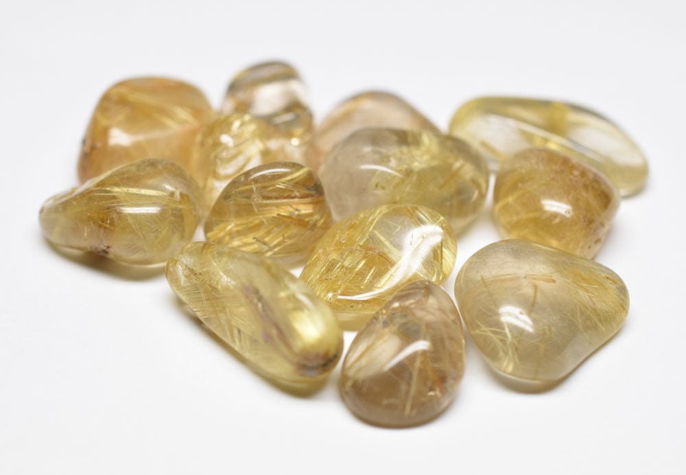 Cristal rouge brun de rutile naturel - pierre d'enracinement et force de volonté en lithothérapie