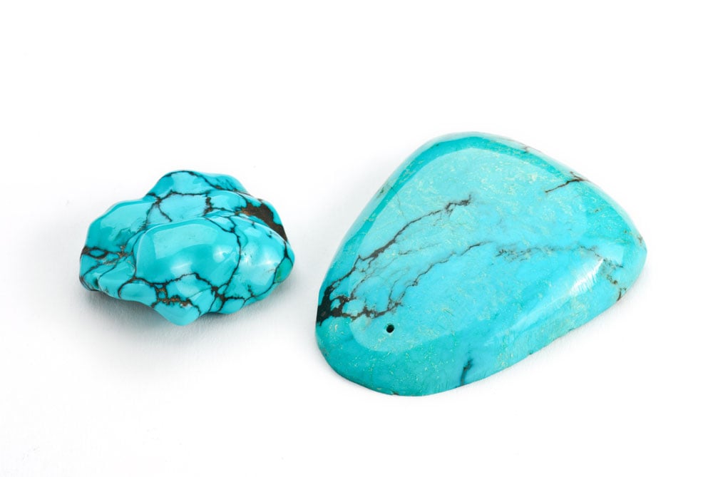 Turquoise sur amas de quartz blanc — purification et rechargement de la turquoise