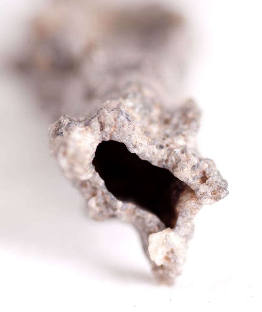 Fulgurite verre éclair brut - transformation soudaine, clarté divine, énergie foudroyante