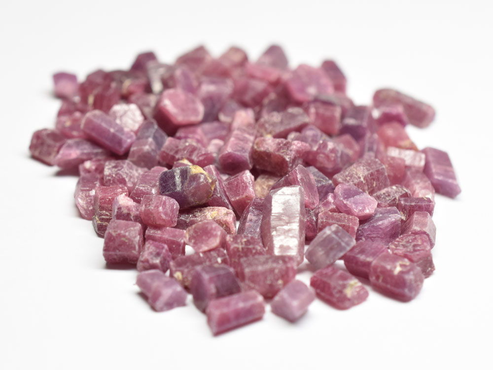 Saphir rose naturel - corindon rose Al2O3, composition chimique et structure cristalline trigonale