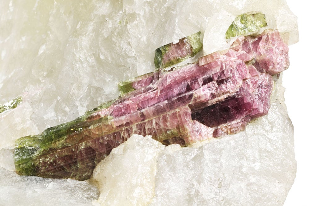 Pierre tourmaline melon d'eau bicolore naturelle brute - historique et symbolique de cette rare gemme rose verte