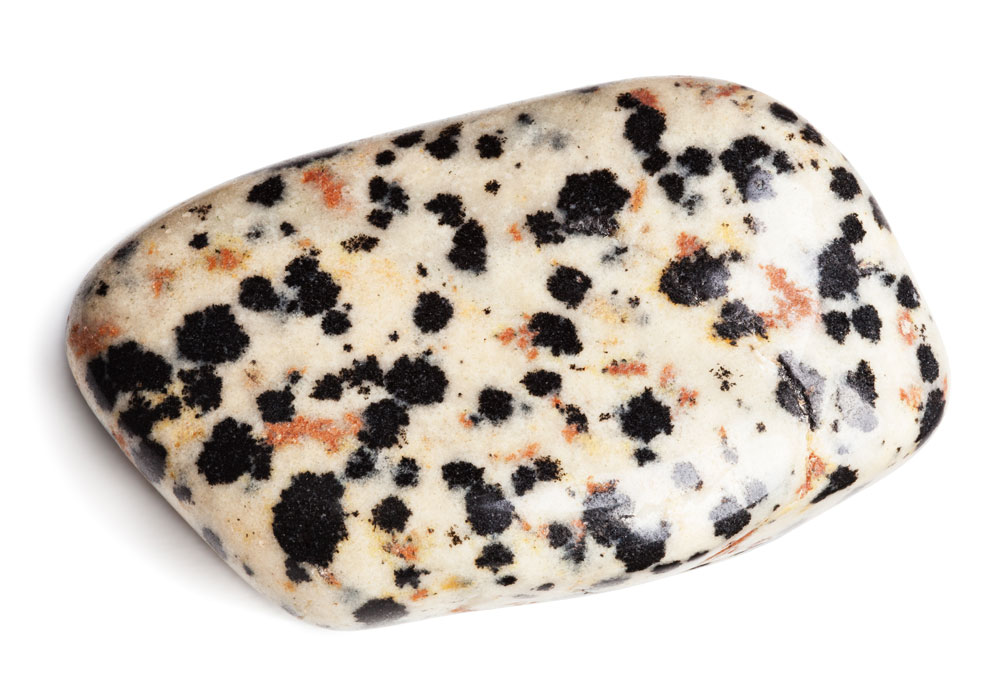 Jaspe dalmatien brut — roche microgranitique avec inclusions de tourmaline noire